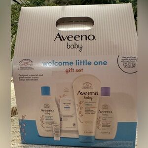 Aveeno Baby Bath Gift Set 8oz Wash, 8oz Lotion, 8oz Calming & 62ct Wash Wipes